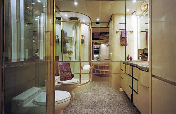 El baño, completísimo y de lujo, a bordo de las motorhomes (clickear para agrandar imagen)